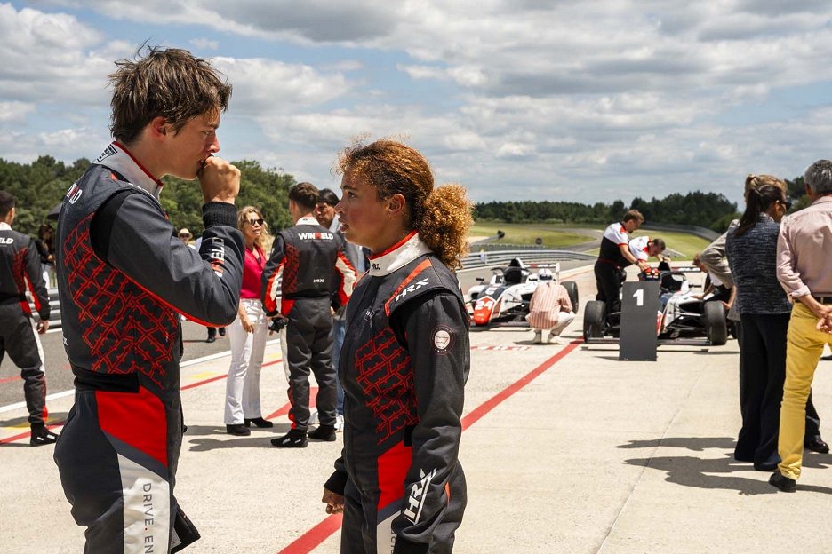 RIVALI: Akadémia rýchlosti
(2025)