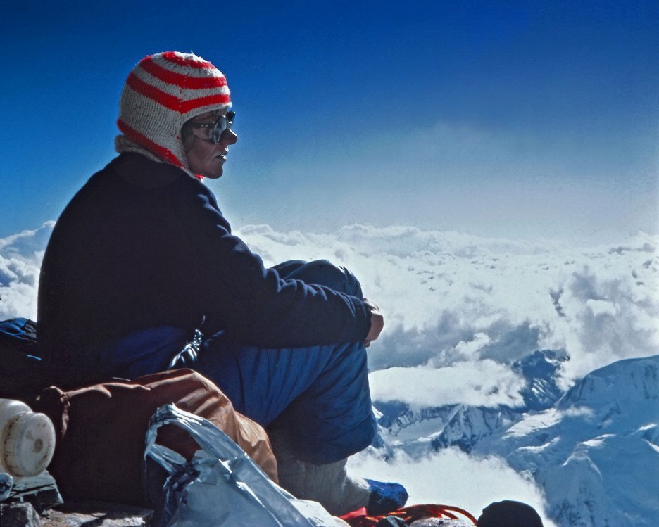 Za oponou veľhôr
(2025)